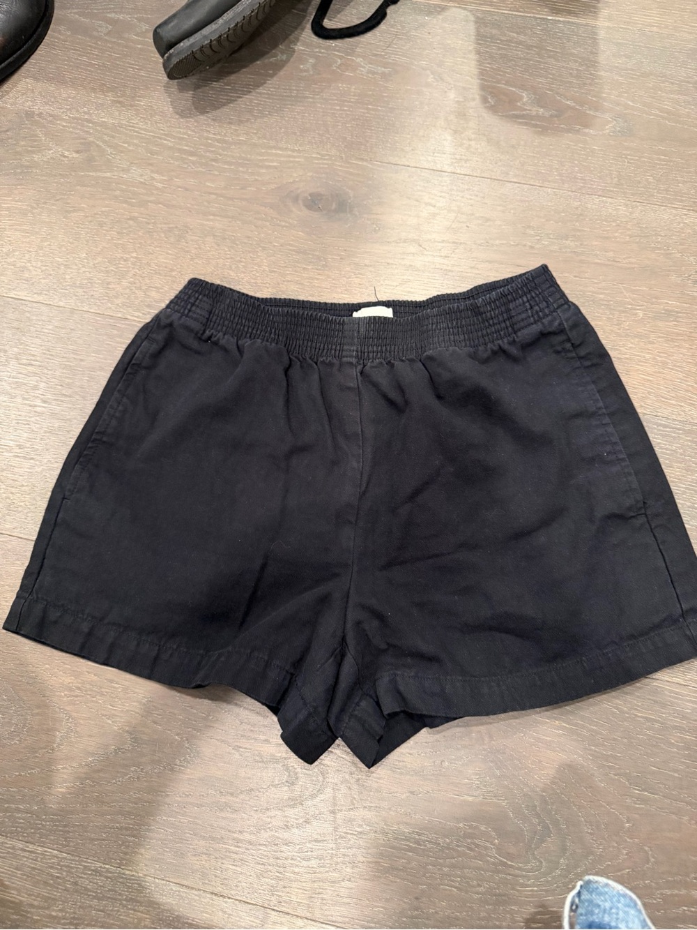 Wilfred Black High-Rise Elastic Waist Linen-Blend Shorts